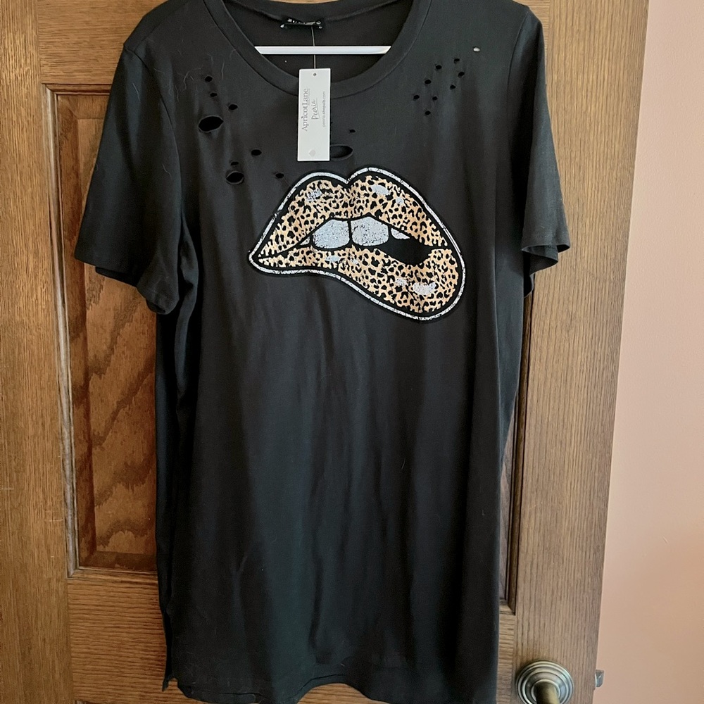 NWT Womens Graphic Tee - Large